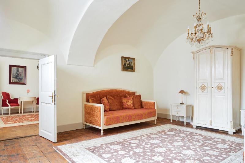 Deluxe Queen Suite image 4