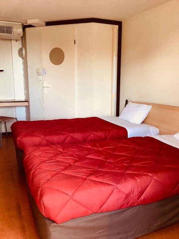 Twin Room image 4