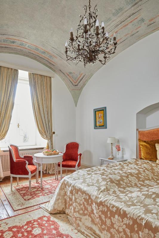 Deluxe King Suite image 1