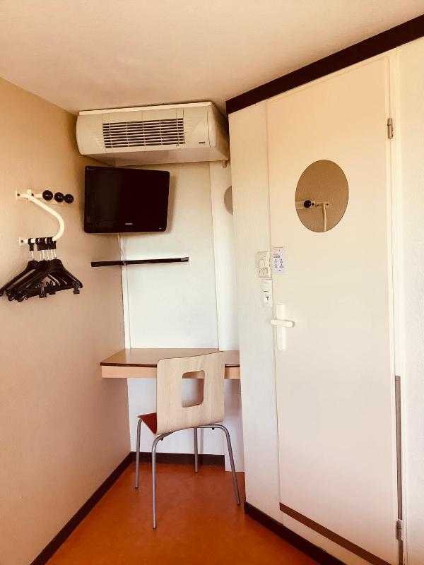 Triple Room (1 Double Bed + 1 Single Bed) image 4