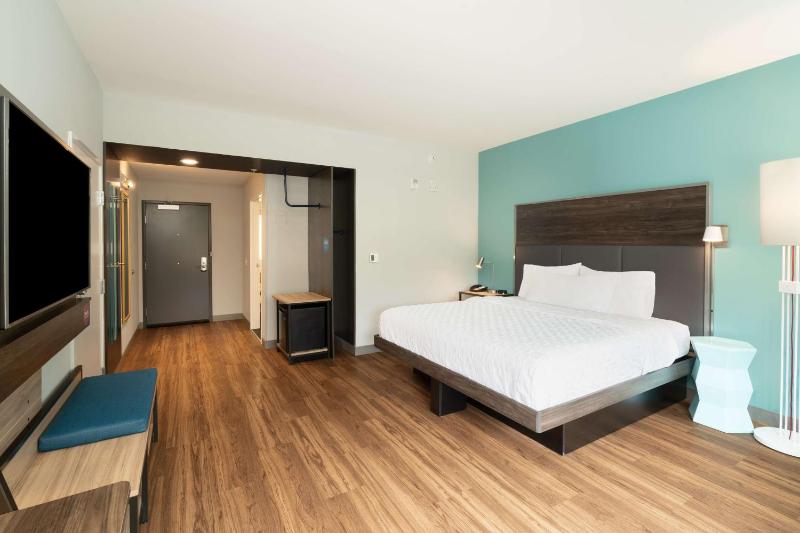 King Room with Roll-In Shower - Mobility and Hearing Access image 3