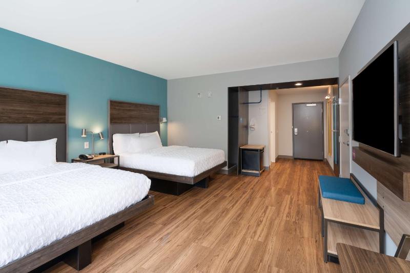 Queen Room with Two Queen Beds and Roll-In Shower - Mobility and Hearing Access image 4