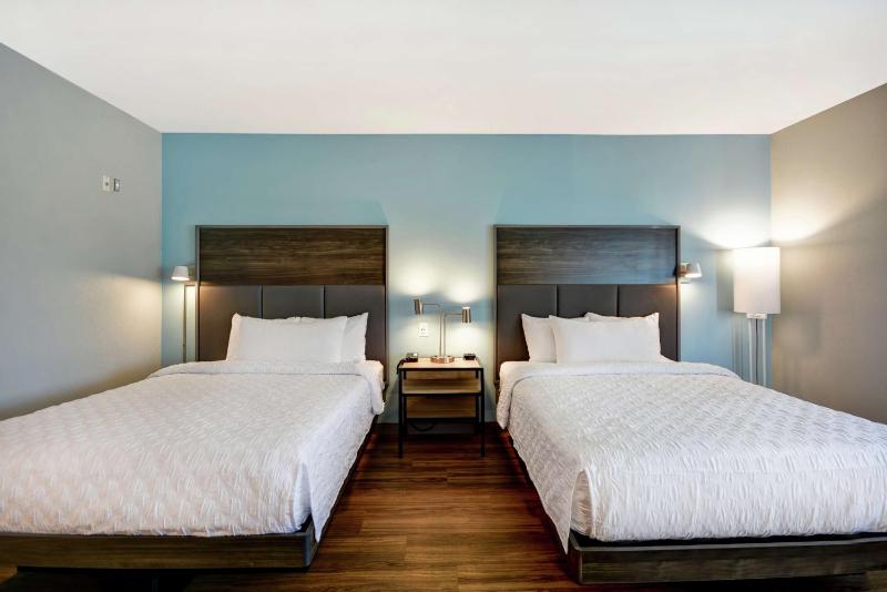Queen Room with Two Queen Beds image 3