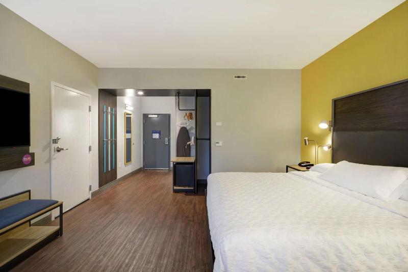 King Room image 3