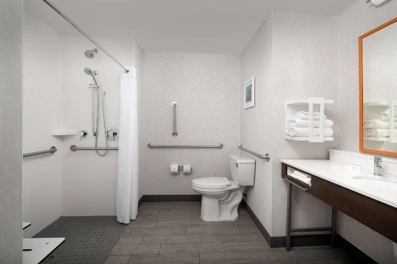 Queen Room with Two Queen Beds and Roll-In Shower - Mobility Access/Non-Smoking image 2