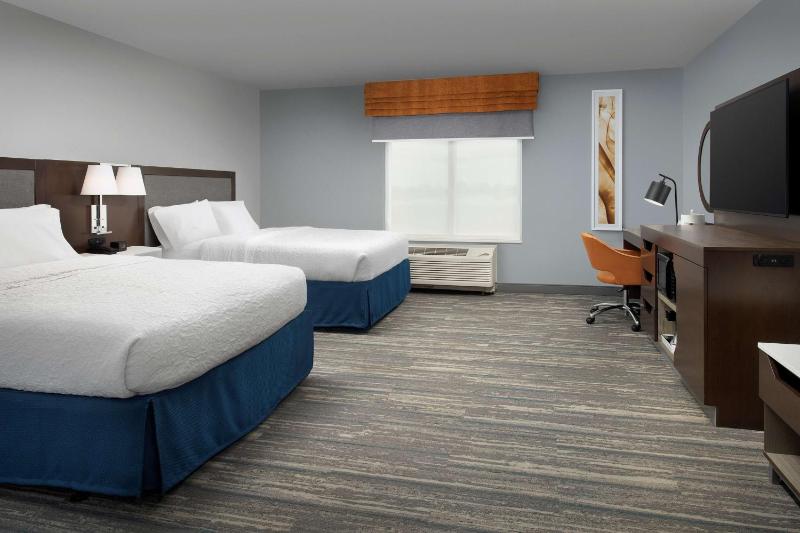 Queen Room with Two Queen Beds and Roll-In Shower - Mobility Access/Non-Smoking image 4