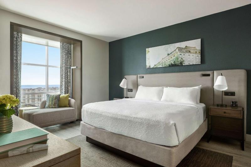King Bed with City View image 4