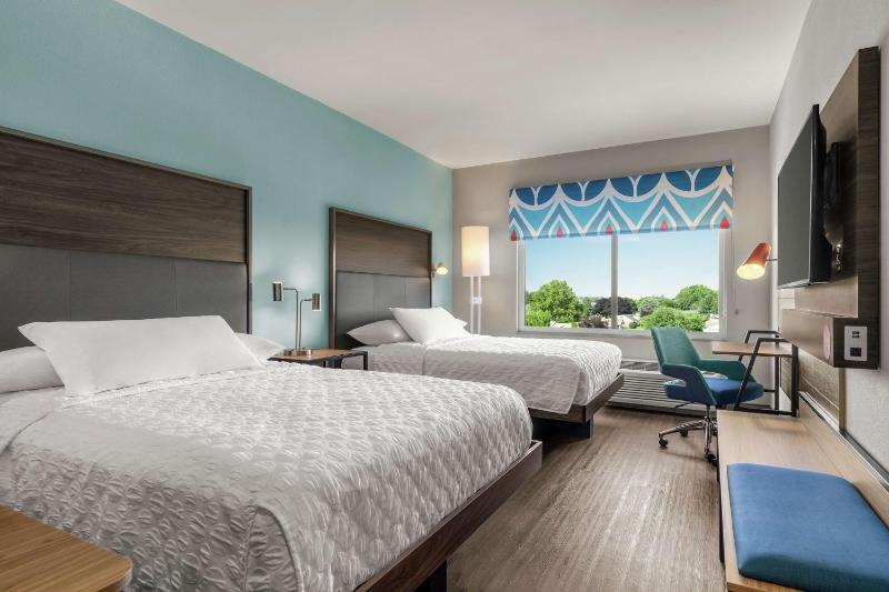 Queen Room with Two Queen Beds image 4