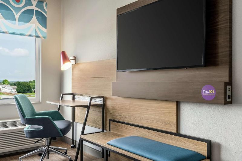 King Room with Roll-In Shower - Mobility Access image 3