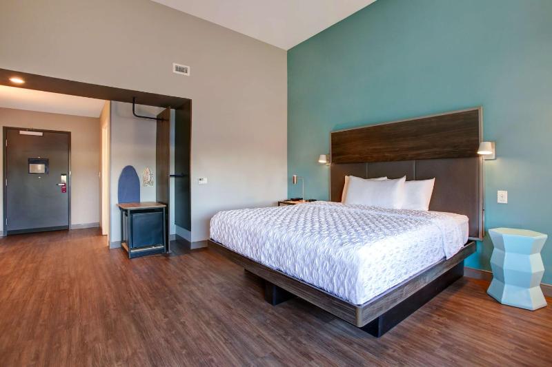 King Room with Bath Tub - Mobility and Hearing Access image 4