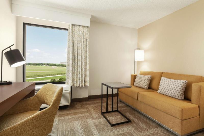 King Room with Sofa Bed - Non-Smoking image 4