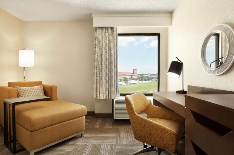 Hampton Inn Houston Hobby Airport - image 3