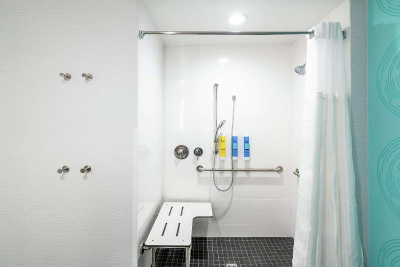 King Room with Roll-In Shower - Mobility Access image 2