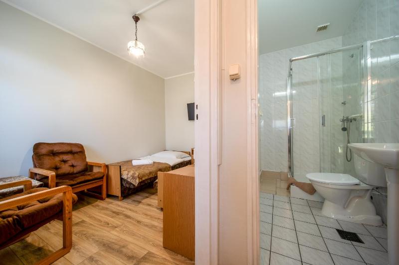 Twin Room with Private Bathroom image 3