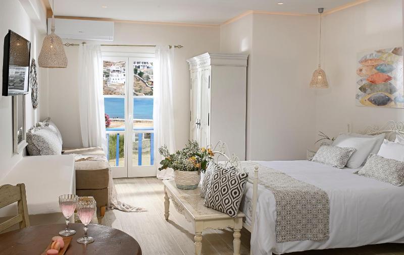One-Bedroom Junior Suite with Sea View image 1