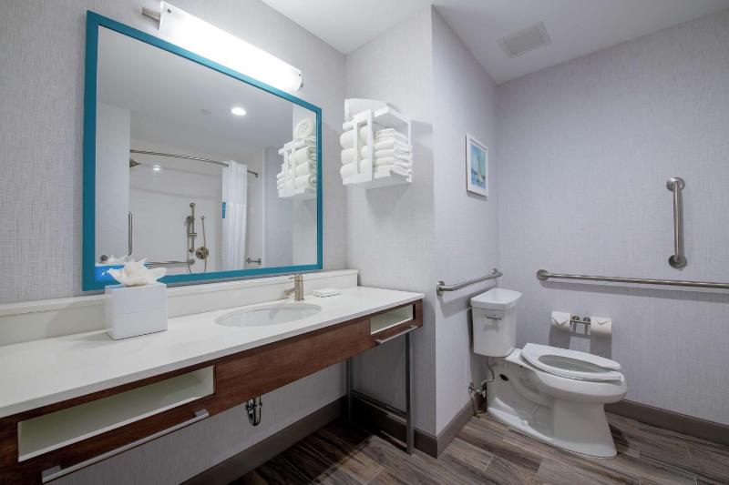 Queen Room with Two Queen Beds - Mobility and Hearing Access image 4