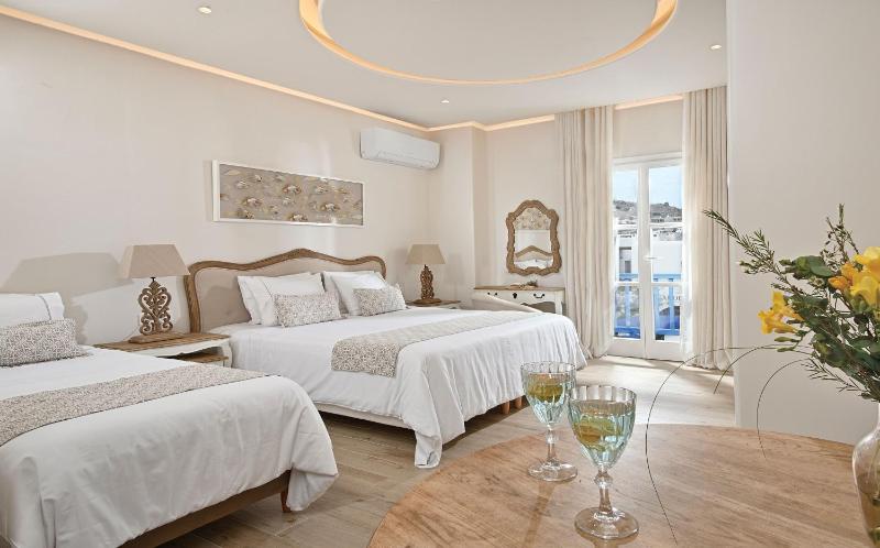 One-Bedroom Junior Suite with Sea View image 4