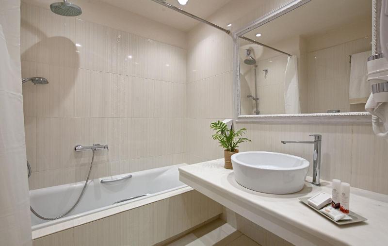 One-Bedroom Junior Suite with Sea View image 2