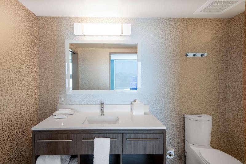 One-Bedroom King Suite - Non-Smoking image 3