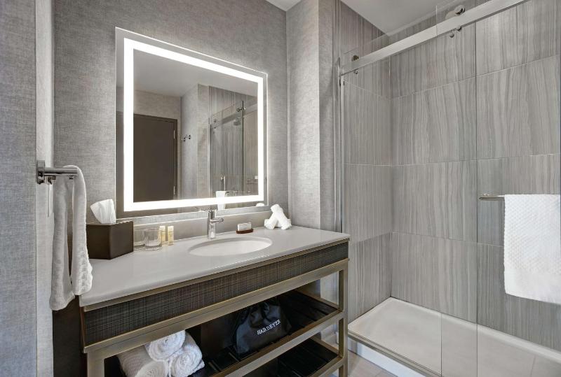 Corner King Suite image 2