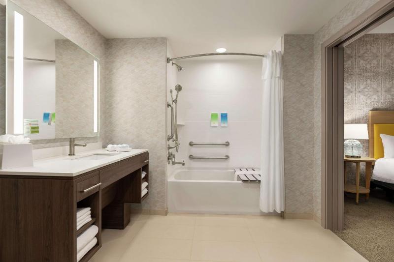 King Suite - Mobility Access/Non-Smoking image 3