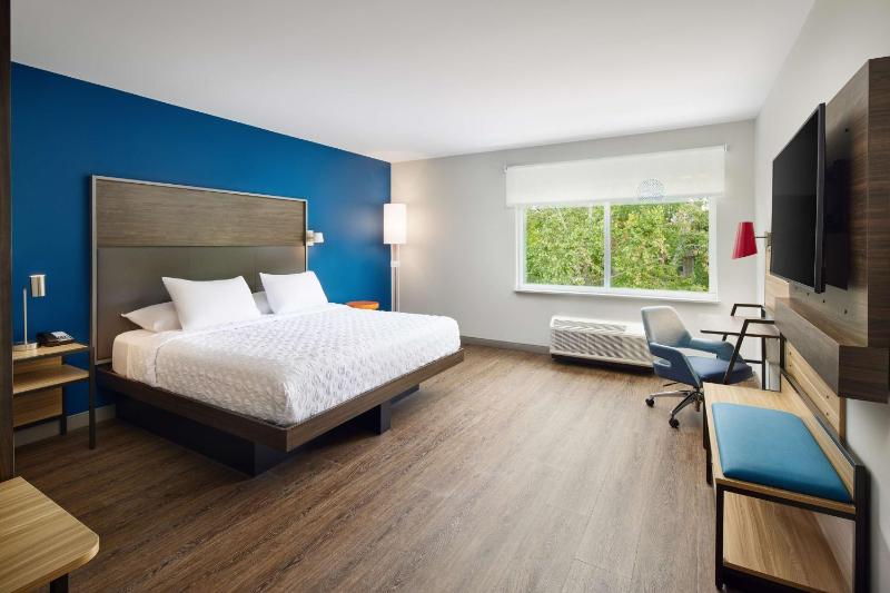 King Room with Roll-In Shower - Mobility Access image 1