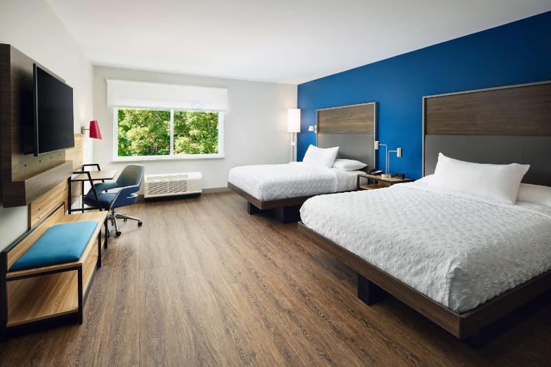 Queen Room with Two Queen Beds and Roll-In Shower - Mobility Access image 3