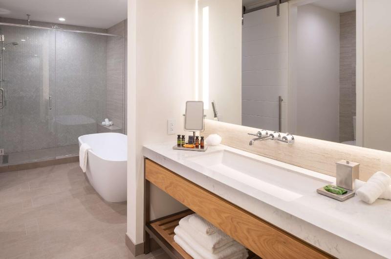 King Suite with Balcony image 3