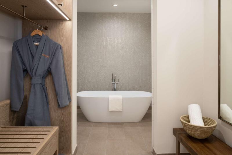King Suite with Balcony image 4