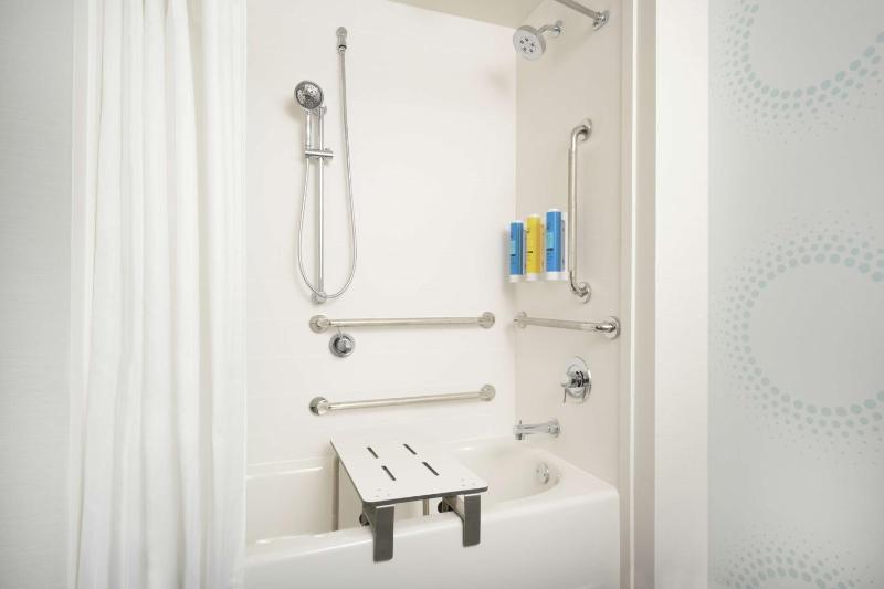 King Room with Bath Tub - Mobility Access image 2