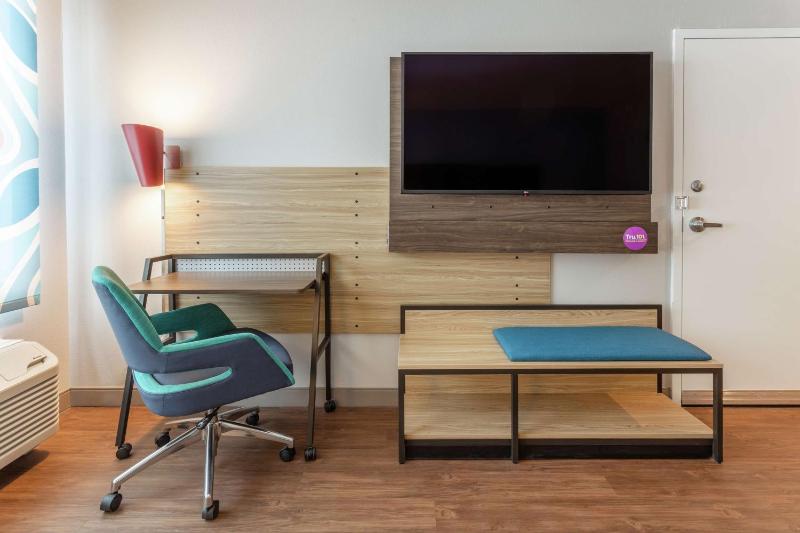 King Room with Bath Tub - Mobility and Hearing Access image 1