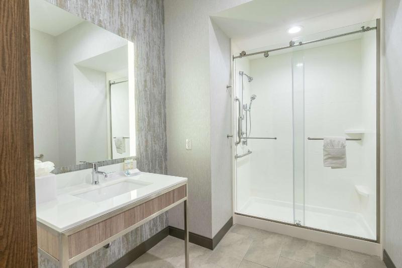 King Room with Transfer Shower - Mobility Access image 2