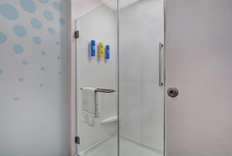 Queen Room with Two Queen Beds and Roll-In Shower - Mobility Access image 2