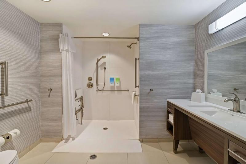 King Studio with Roll-In Shower - Mobility and Hearing Access/Non-Smoking image 2
