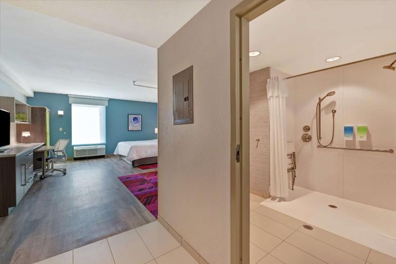 King Studio with Roll-In Shower - Mobility and Hearing Access/Non-Smoking image 3