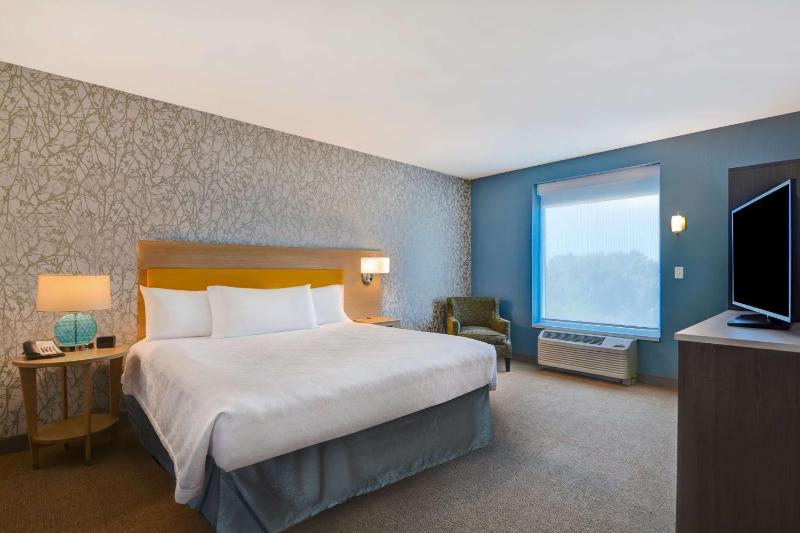King Suite with Bath Tub - Disability Access/Non-Smoking  image 4