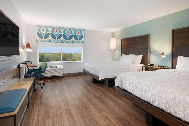 Queen Room with Two Queen Beds and Bath Tub - Mobility Accessible image 4