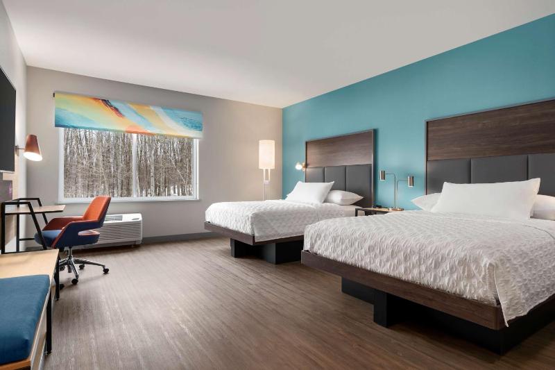 Queen Room with Two Queen Beds and Roll-In Shower - Mobility and Hearing Access image 1