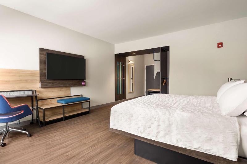 King Room with Roll-In Shower - Mobility and Hearing Access image 4