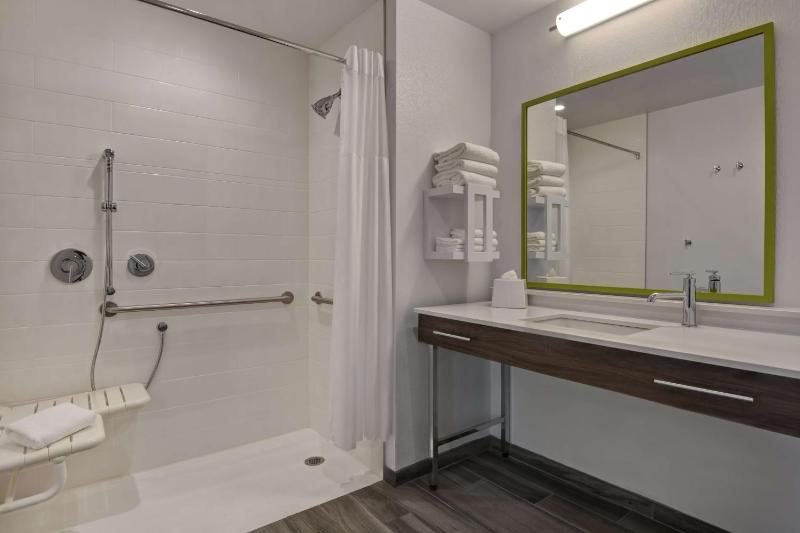 King Suite with Roll-In Shower - Mobility and Hearing Access/Non-Smoking image 2