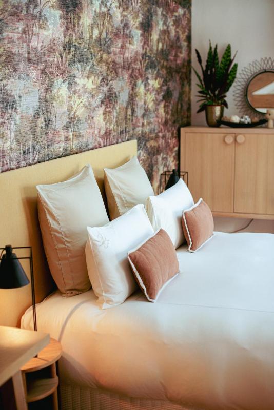 Deluxe Double Room image 3
