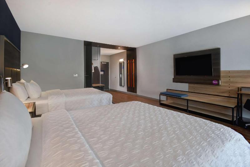 Queen Room with Two Queen Beds - Mobility Access image 2