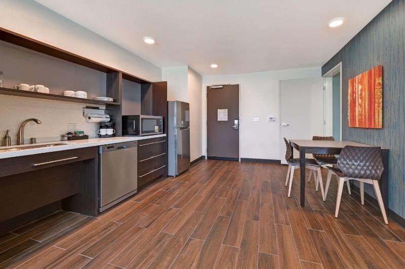 King Suite with Roll-In Shower - Non Smoking image 3