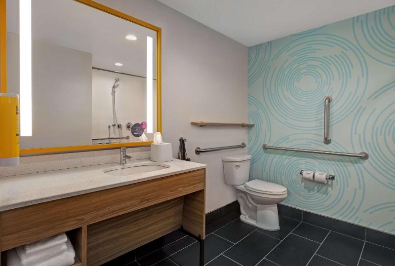 Queen Room with Two Queen Beds and Roll-In Shower - Mobility Access image 2