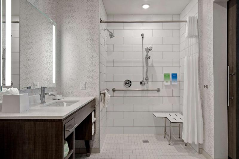 King Suite with Roll-In Shower - Mobility and Hearing Access/Non-Smoking image 2