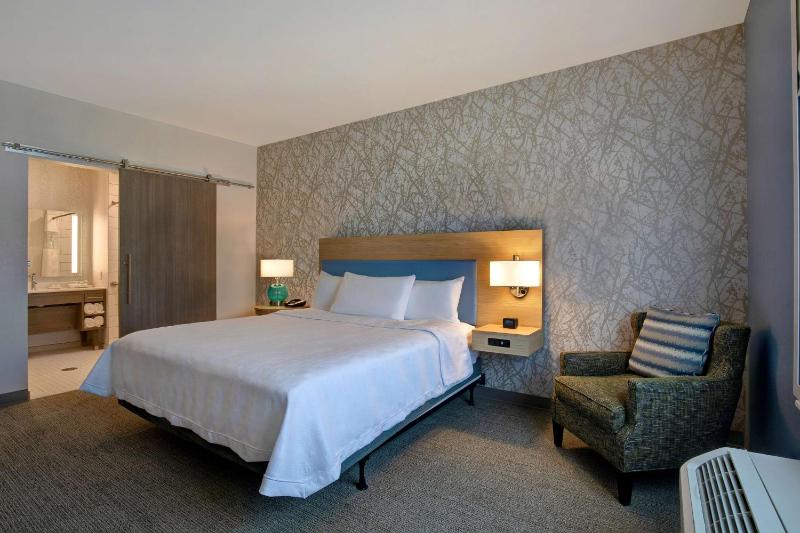 King Suite with Roll-In Shower - Mobility and Hearing Access/Non-Smoking image 3
