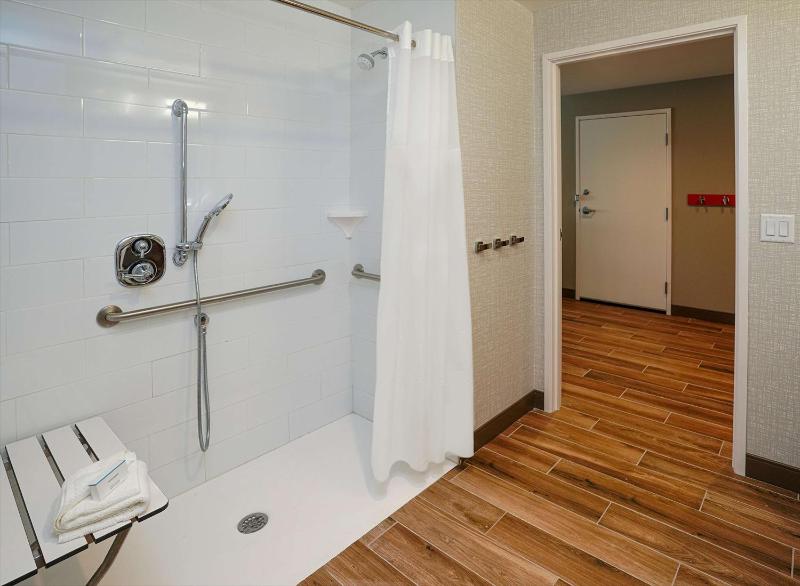 Queen Room with Two Queen Beds and Roll-In Shower - Mobility Access/Non-Smoking image 2