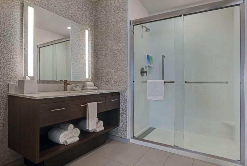 One-Bedroom King Suite - Non-Smoking image 3