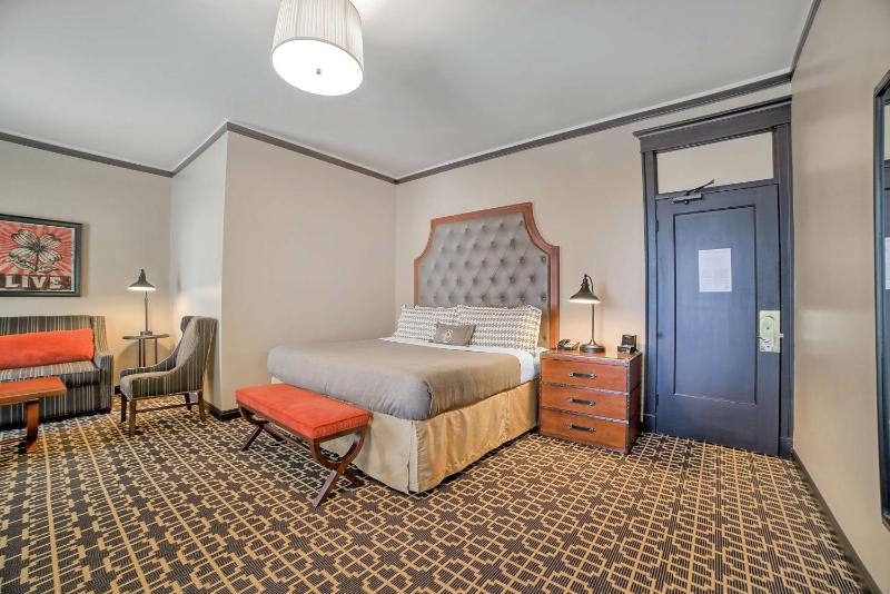 Junior King Suite with Seating Area image 3
