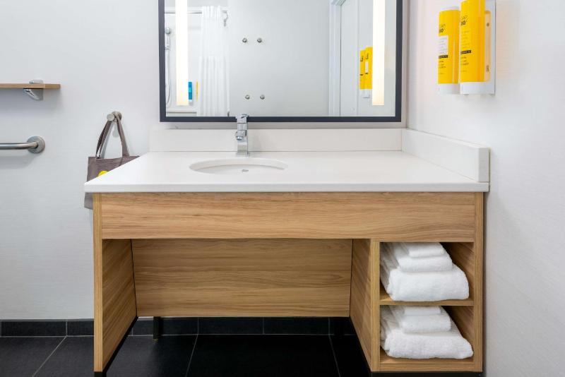 King Room with Bath Tub - Mobility Access image 2